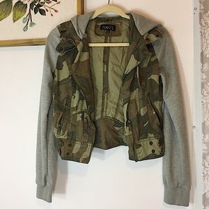 💚EUC Camo Jacket with Grey Sleeves and hood
